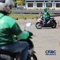Sejumlah driver online Grab mengikuti pelatihan keselamatan berkendara di Terminal Jatijajar, Depok, Selasa (28/7/2026). (CNBC Indonesia/Tri Susilo)