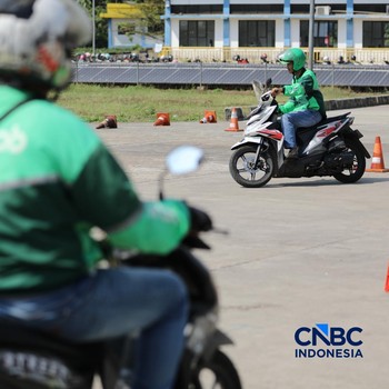 Sejumlah driver online Grab mengikuti pelatihan keselamatan berkendara di Terminal Jatijajar, Depok, Selasa (28/7/2026). (CNBC Indonesia/Tri Susilo)