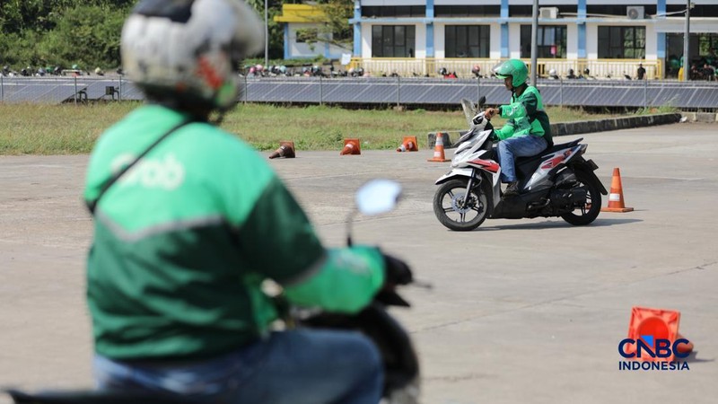 Sejumlah driver online Grab mengikuti pelatihan keselamatan berkendara di Terminal Jatijajar, Depok, Selasa (28/7/2026). (CNBC Indonesia/Tri Susilo)