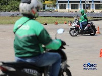 Sejumlah driver online Grab mengikuti pelatihan keselamatan berkendara di Terminal Jatijajar, Depok, Selasa (28/7/2026). (CNBC Indonesia/Tri Susilo)