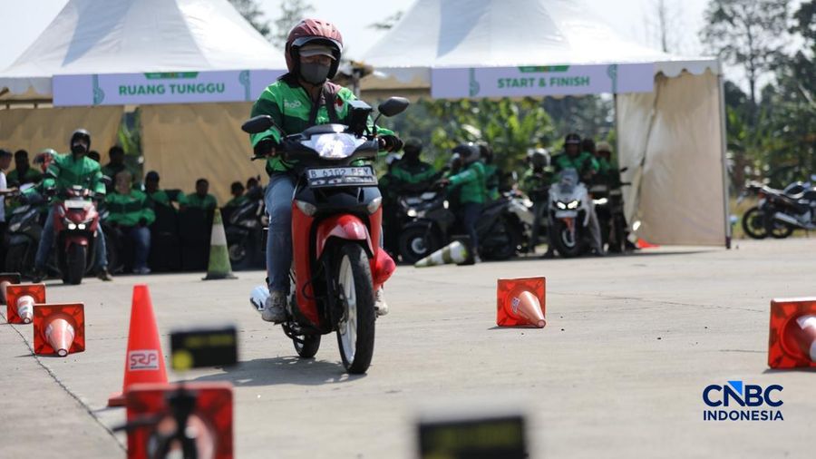 Sejumlah driver online Grab mengikuti pelatihan keselamatan berkendara di Terminal Jatijajar, Depok, Selasa (28/7/2026). (CNBC Indonesia/Tri Susilo)