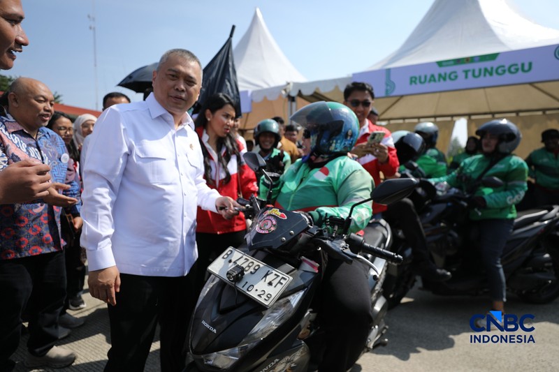 Menteri Perhubungan Dudy Purwagandhi, Direktur Jenderal Perhubungan Darat Aan Suhanan, CEO Grab Indonesia Neneng Goenadi, serta Sekretaris Jenderal AISI Hari Budianto saat membuka pelatihan keselamatan berkendara di Terminal Jatijajar, Depok, Selasa (28/7/2026). (CNBC Indonesia/Tri Susilo)