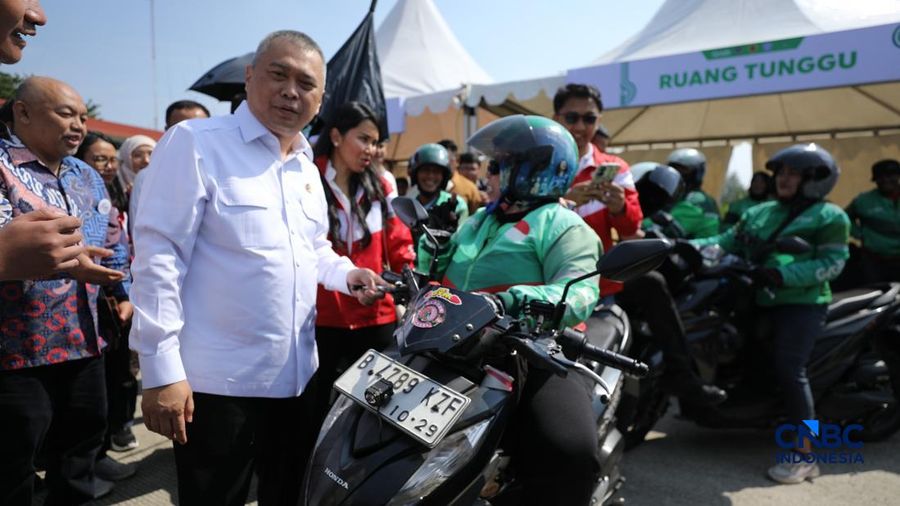 Sejumlah driver online Grab mengikuti pelatihan keselamatan berkendara di Terminal Jatijajar, Depok, Selasa (28/7/2026). (CNBC Indonesia/Tri Susilo)