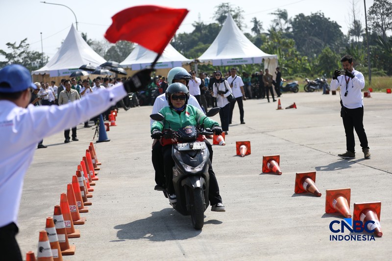 Menteri Perhubungan Dudy Purwagandhi, Direktur Jenderal Perhubungan Darat Aan Suhanan, CEO Grab Indonesia Neneng Goenadi, serta Sekretaris Jenderal AISI Hari Budianto saat membuka pelatihan keselamatan berkendara di Terminal Jatijajar, Depok, Selasa (28/7/2026). (CNBC Indonesia/Tri Susilo)