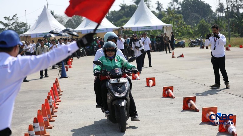 Sejumlah driver online Grab mengikuti pelatihan keselamatan berkendara di Terminal Jatijajar, Depok, Selasa (28/7/2026). (CNBC Indonesia/Tri Susilo)