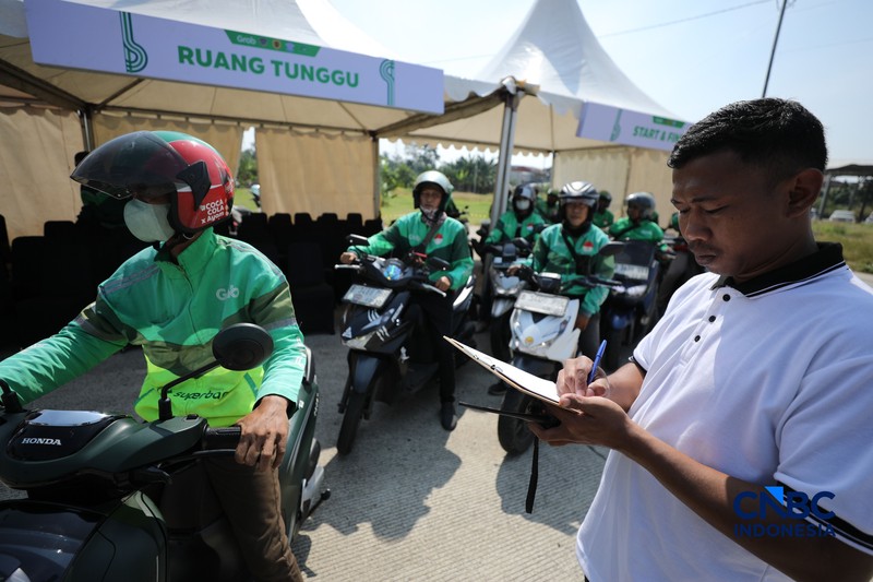Menteri Perhubungan Dudy Purwagandhi, Direktur Jenderal Perhubungan Darat Aan Suhanan, CEO Grab Indonesia Neneng Goenadi, serta Sekretaris Jenderal AISI Hari Budianto saat membuka pelatihan keselamatan berkendara di Terminal Jatijajar, Depok, Selasa (28/7/2026). (CNBC Indonesia/Tri Susilo)