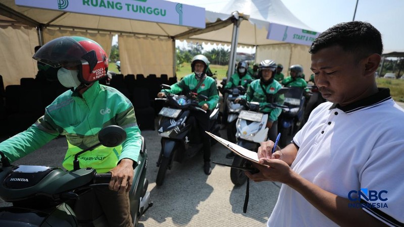 Sejumlah driver online Grab mengikuti pelatihan keselamatan berkendara di Terminal Jatijajar, Depok, Selasa (28/7/2026). (CNBC Indonesia/Tri Susilo)