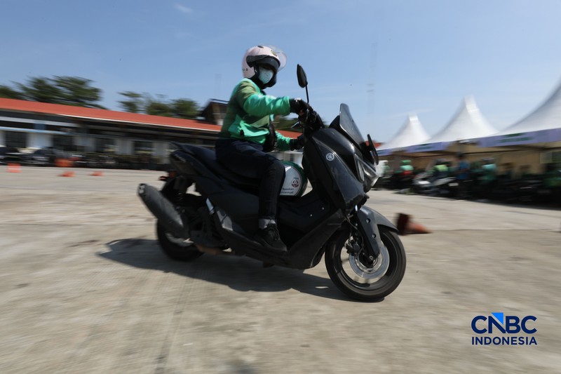 Menteri Perhubungan Dudy Purwagandhi, Direktur Jenderal Perhubungan Darat Aan Suhanan, CEO Grab Indonesia Neneng Goenadi, serta Sekretaris Jenderal AISI Hari Budianto saat membuka pelatihan keselamatan berkendara di Terminal Jatijajar, Depok, Selasa (28/7/2026). (CNBC Indonesia/Tri Susilo)