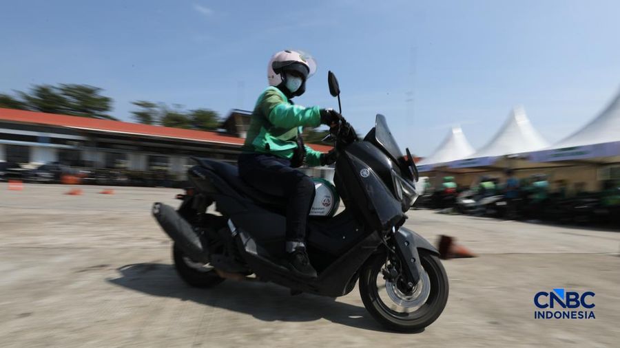 Sejumlah driver online Grab mengikuti pelatihan keselamatan berkendara di Terminal Jatijajar, Depok, Selasa (28/7/2026). (CNBC Indonesia/Tri Susilo)
