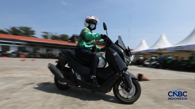 Sejumlah driver online Grab mengikuti pelatihan keselamatan berkendara di Terminal Jatijajar, Depok, Selasa (28/7/2026). (CNBC Indonesia/Tri Susilo)