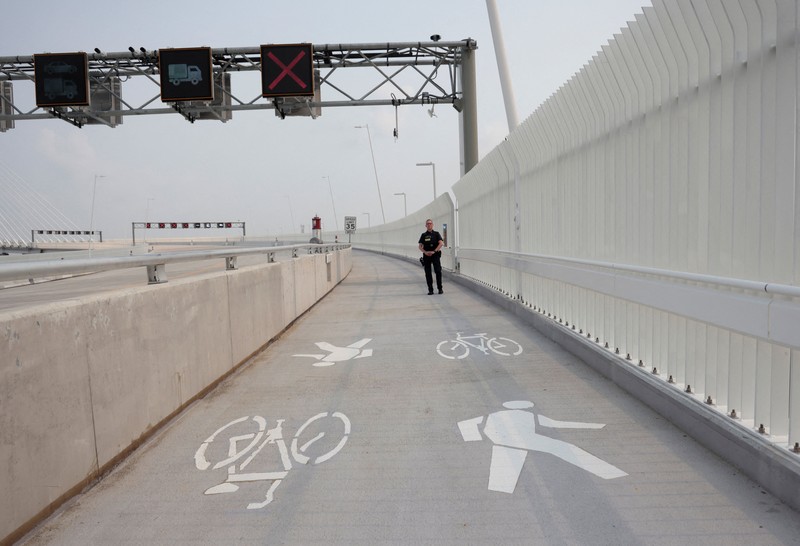 Sebuah tayangan drone menunjukkan kendaraan-kendaraan melintasi Jembatan Internasional Gordie Howe senilai $4,7 miliar, yang menghubungkan Windsor, Ontario dan Detroit, Michigan, pada hari pembukaannya di Windsor, Ontario, Kanada, 27 Juli 2026. (REUTERS/Carlos Osorio)