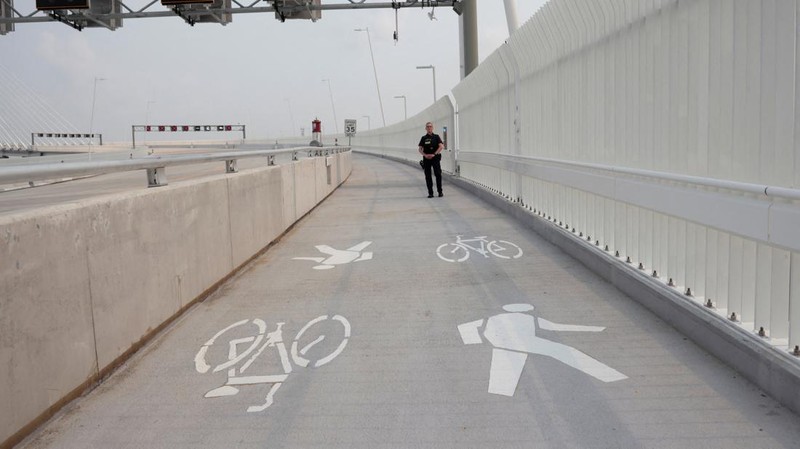 Seorang petugas bea cukai Kanada berdiri di jalur pejalan kaki dan sepeda di Jembatan Internasional Gordie Howe yang menghubungkan Windsor, Ontario ke Detroit, Michigan, AS, di Windsor, Ontario, Kanada, 27 Juli 2026.