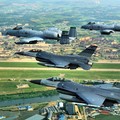 Photo FILE : Pesawat F-16 Falcon dan A-10 Thunderbolt II terbang di atas Republik Korea. Para penerbang dari Osan bergabung dengan penerbang dari seluruh dunia untuk berpartisipasi dalam Red Flag Alaska 09-03, yang dijadwalkan pada 23 Juli - 7 Agustu
