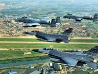 Photo FILE : Pesawat F-16 Falcon dan A-10 Thunderbolt II terbang di atas Republik Korea. Para penerbang dari Osan bergabung dengan penerbang dari seluruh dunia untuk berpartisipasi dalam Red Flag Alaska 09-03, yang dijadwalkan pada 23 Juli - 7 Agustu