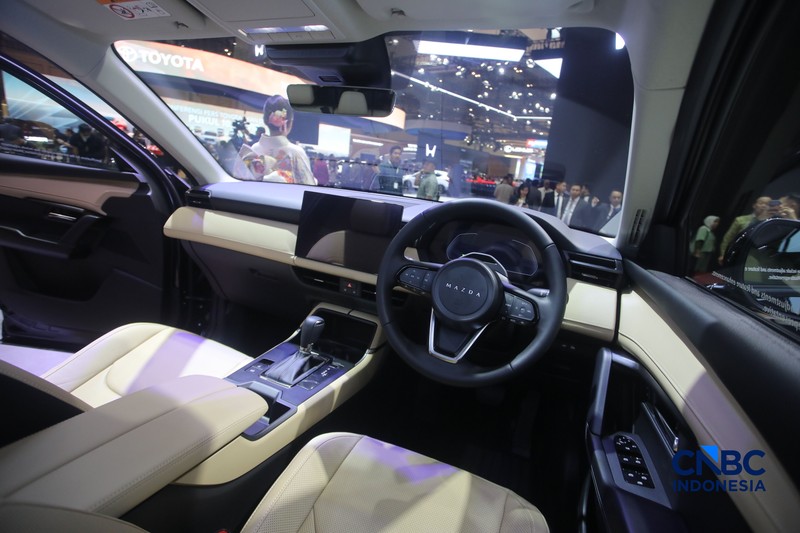 The All New Mazda 6e Fastback yang merupakan mobil listrik kedua keluaran Mazda ditampilkan dalam acara GIIAS 2026 di ICE BSD, Kabupaten Tangerang, Banten, Rabu (29/7/2026). (CNBC Indonesia/Faisal Rahman)