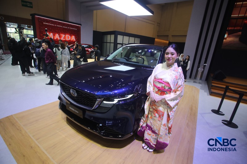 The All New Mazda 6e Fastback yang merupakan mobil listrik kedua keluaran Mazda ditampilkan dalam acara GIIAS 2026 di ICE BSD, Kabupaten Tangerang, Banten, Rabu (29/7/2026). (CNBC Indonesia/Faisal Rahman)