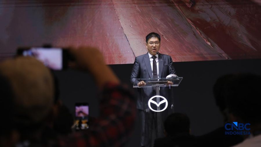 Chief Operating Officer PT. Eurokars Motor Indonesia, Ricky Thio menjelaskan produk terbaru Mazda dalam acara GIIAS 2026 di ICE BSD, Kabupaten Tangerang, Banten, Rabu (29/7/2026). (CNBC Indonesia/Faisal Rahman)