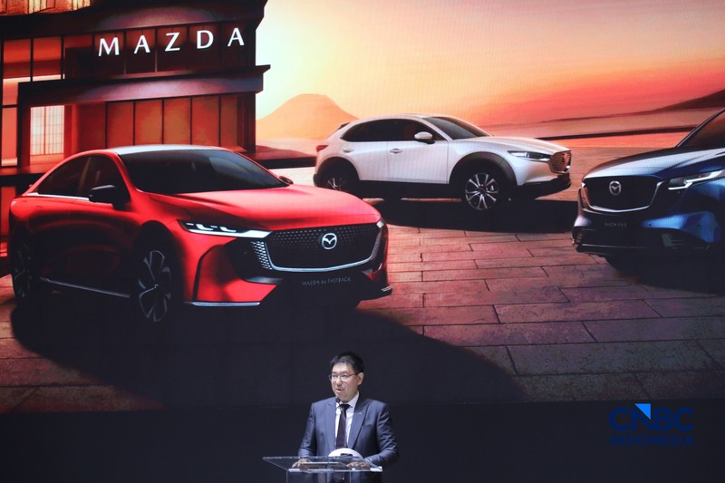 The All New Mazda 6e Fastback yang merupakan mobil listrik kedua keluaran Mazda ditampilkan dalam acara GIIAS 2026 di ICE BSD, Kabupaten Tangerang, Banten, Rabu (29/7/2026). (CNBC Indonesia/Faisal Rahman)
