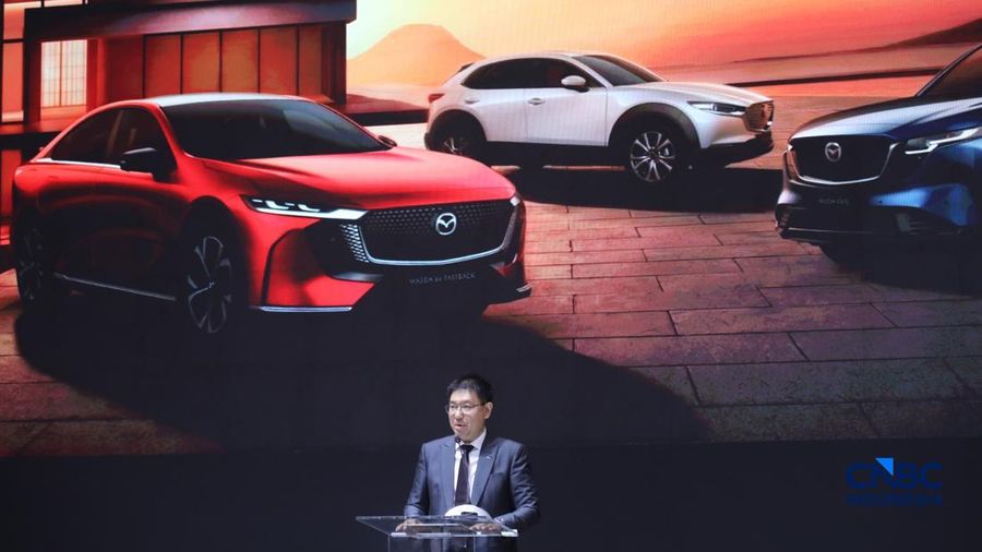 Chief Operating Officer PT. Eurokars Motor Indonesia, Ricky Thio menjelaskan produk terbaru Mazda dalam acara GIIAS 2026 di ICE BSD, Kabupaten Tangerang, Banten, Rabu (29/7/2026). (CNBC Indonesia/Faisal Rahman)