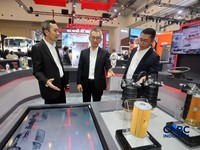 Direktur Solusi Bisnis dan LCV Business PT IAMI Anjar Rosjadi (kiri) di GIIAS 2026, Rabu (29/7/2026). (CNBC Indonesia/Ferry Sandi)
