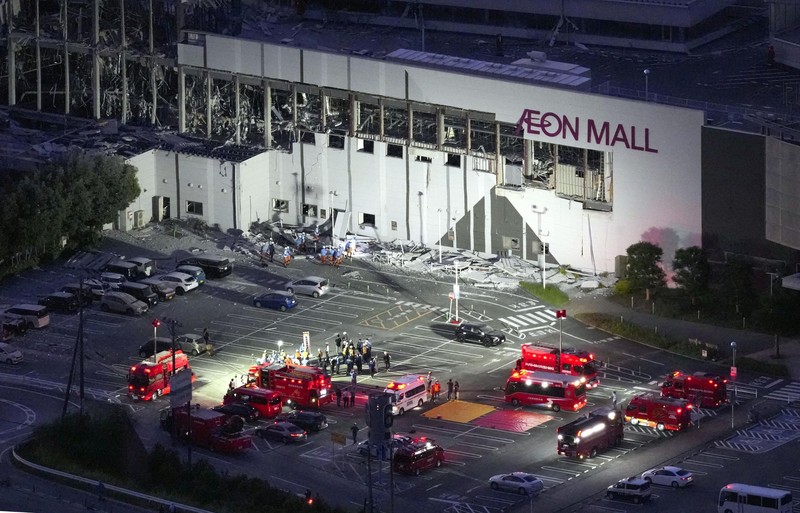Foto udara menunjukkan pusat perbelanjaan Aeon Mall yang rusak, tempat menurut media lokal terjadi ledakan setelah gempa bumi dengan magnitudo awal 7,1 melanda prefektur Kumamoto selatan Jepang, di Kota Kashima, Prefektur Kumamoto, 28 Juli 2026, dalam foto yang dirilis oleh Kyodo. (Kyodo/via REUTERS)