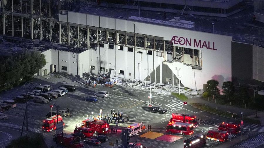 Foto udara menunjukkan pusat perbelanjaan Aeon Mall yang rusak, tempat menurut media lokal terjadi ledakan setelah gempa bumi dengan magnitudo awal 7,1 melanda prefektur Kumamoto selatan Jepang, di Kota Kashima, Prefektur Kumamoto, 28 Juli 2026, dala