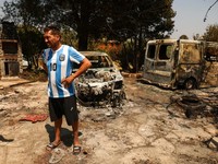 Luis Gonzalez berdiri di tengah-tengah properti yang terbakar dan rusak di desa El Tiemblo, saat kebakaran hutan terus melanda provinsi Avila dan Madrid, Spanyol, 28 Juli 2026. (REUTERS/Violeta Santos Moura)