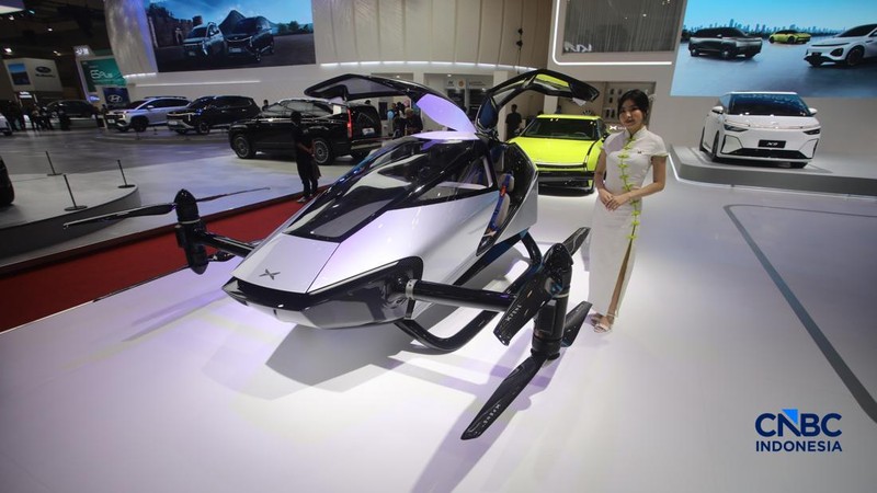 Mobil terbang buatan XPeng AeroHT yang dinamai Land Aircraft Carrier ditampilkan dalam acara GIIAS 2026 di ICE BSD, Kabupaten Tangerang, Banten, Rabu (29/7/2026). (CNBC Indonesia/Faisal Rahman)