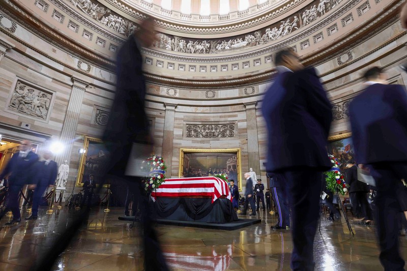 Presiden AS Donald Trump, Wakil Presiden AS JD Vance, Menteri Keuangan AS Scott Bessent, Eric Trump, dan istrinya Lara menghadiri upacara pemakaman mendiang Senator AS Lindsey Graham (R-SC) di Katedral Nasional Washington di Washington, D.C., AS, 28 Juli 2026. (REUTERS/Evan Vucci)