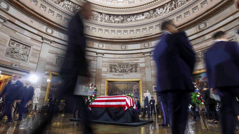 Orang-orang memberikan penghormatan terakhir di peti jenazah mendiang Senator Carolina Selatan Lindsey Graham selama upacara penghormatan kongres di rotunda Gedung Capitol AS di Washington, D.C., AS, 28 Juli 2026.