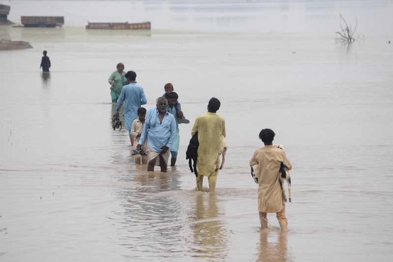 Sebuah tayangan drone menunjukkan rumah-rumah yang terendam air di desa Noorpur setelah hujan monsun di Muridke, Pakistan, 28 Juli 2026. (REUTERS/Murtaza Ali)