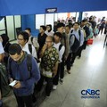 Pencari kerja mencari informasi lowongan pekerjaan pada kegiatan Job Fair yang digelar Pemkot Jakarta Timur di GOR Ciracas, Jakarta, Rabu (29/7/2026). (CNBC Indonesia/Tri Susilo)