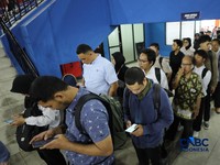 Pencari kerja mencari informasi lowongan pekerjaan pada kegiatan Job Fair yang digelar Pemkot Jakarta Timur di GOR Ciracas, Jakarta, Rabu (29/7/2026). (CNBC Indonesia/Tri Susilo)