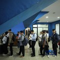Pencari kerja mencari informasi lowongan pekerjaan pada kegiatan Job Fair yang digelar Pemkot Jakarta Timur di GOR Ciracas, Jakarta, Rabu (29/7/2026). (CNBC Indonesia/Tri Susilo)