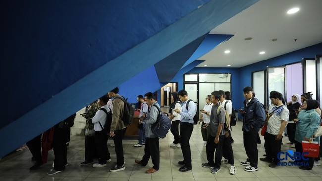 Hari Terakhir! Penampakan Pencari Kerja Padati Job Fair di GOR Ciracas
