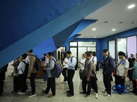 Pencari kerja mencari informasi lowongan pekerjaan pada kegiatan Job Fair yang digelar Pemkot Jakarta Timur di GOR Ciracas, Jakarta, Rabu (29/7/2026). (CNBC Indonesia/Tri Susilo)