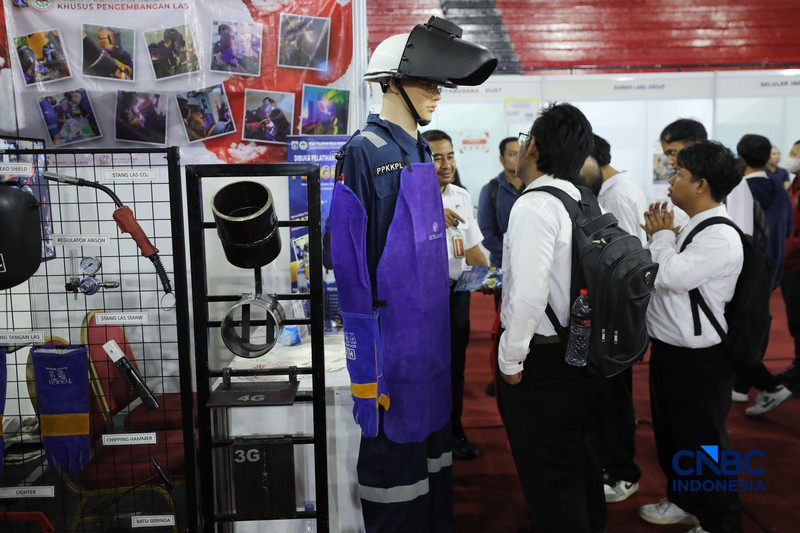 Pencari kerja mencari informasi lowongan pekerjaan pada kegiatan Job Fair yang digelar Pemkot Jakarta Timur di GOR Ciracas, Jakarta, Rabu (29/7/2026). (CNBC Indonesia/Tri Susilo)