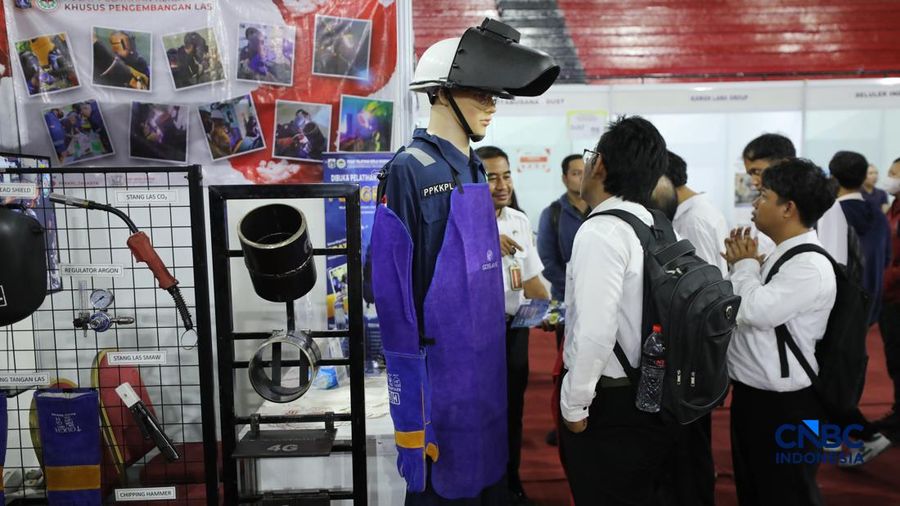 Pencari kerja mencari informasi lowongan pekerjaan pada kegiatan Job Fair yang digelar Pemkot Jakarta Timur di GOR Ciracas, Jakarta, Rabu (29/7/2026).