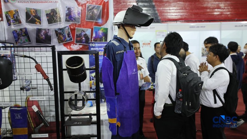Pencari kerja mencari informasi lowongan pekerjaan pada kegiatan Job Fair yang digelar Pemkot Jakarta Timur di GOR Ciracas, Jakarta, Rabu (29/7/2026).