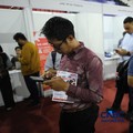 Pencari kerja mencari informasi lowongan pekerjaan pada kegiatan Job Fair yang digelar Pemkot Jakarta Timur di GOR Ciracas, Jakarta, Rabu (29/7/2026). (CNBC Indonesia/Tri Susilo)