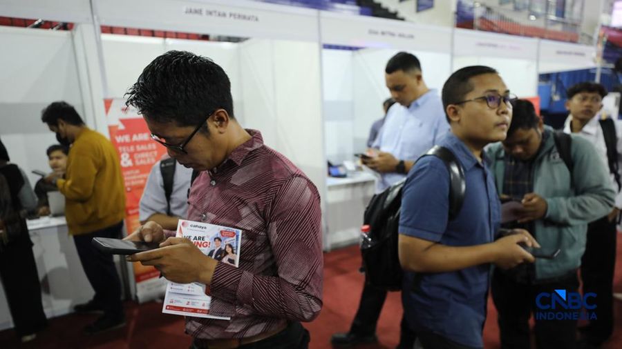 Pencari kerja mencari informasi lowongan pekerjaan pada kegiatan Job Fair yang digelar Pemkot Jakarta Timur di GOR Ciracas, Jakarta, Rabu (29/7/2026).