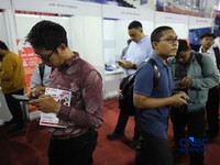 Pencari kerja mencari informasi lowongan pekerjaan pada kegiatan Job Fair yang digelar Pemkot Jakarta Timur di GOR Ciracas, Jakarta, Rabu (29/7/2026). (CNBC Indonesia/Tri Susilo)