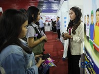 Pencari kerja mencari informasi lowongan pekerjaan pada kegiatan Job Fair yang digelar Pemkot Jakarta Timur di GOR Ciracas, Jakarta, Rabu (29/7/2026). (CNBC Indonesia/Tri Susilo)