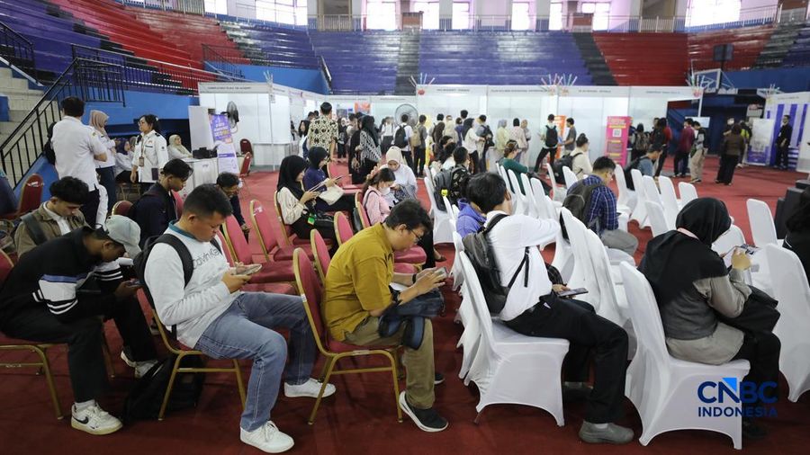 Pencari kerja mencari informasi lowongan pekerjaan pada kegiatan Job Fair yang digelar Pemkot Jakarta Timur di GOR Ciracas, Jakarta, Rabu (29/7/2026).