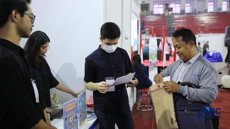 Pencari kerja mencari informasi lowongan pekerjaan pada kegiatan Job Fair yang digelar Pemkot Jakarta Timur di GOR Ciracas, Jakarta, Rabu (29/7/2026).