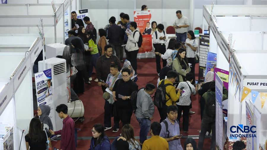 Pencari kerja mencari informasi lowongan pekerjaan pada kegiatan Job Fair yang digelar Pemkot Jakarta Timur di GOR Ciracas, Jakarta, Rabu (29/7/2026).