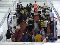 Pencari kerja mencari informasi lowongan pekerjaan pada kegiatan Job Fair yang digelar Pemkot Jakarta Timur di GOR Ciracas, Jakarta, Rabu (29/7/2026). (CNBC Indonesia/Tri Susilo)