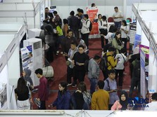 Pencari kerja mencari informasi lowongan pekerjaan pada kegiatan Job Fair yang digelar Pemkot Jakarta Timur di GOR Ciracas, Jakarta, Rabu (29/7/2026). (CNBC Indonesia/Tri Susilo)