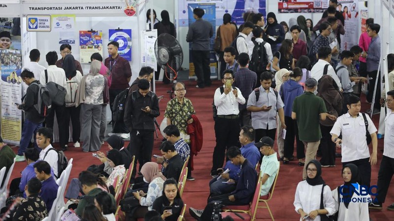 Pencari kerja mencari informasi lowongan pekerjaan pada kegiatan Job Fair yang digelar Pemkot Jakarta Timur di GOR Ciracas, Jakarta, Rabu (29/7/2026).