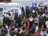 Pencari kerja mencari informasi lowongan pekerjaan pada kegiatan Job Fair yang digelar Pemkot Jakarta Timur di GOR Ciracas, Jakarta, Rabu (29/7/2026). (CNBC Indonesia/Tri Susilo)